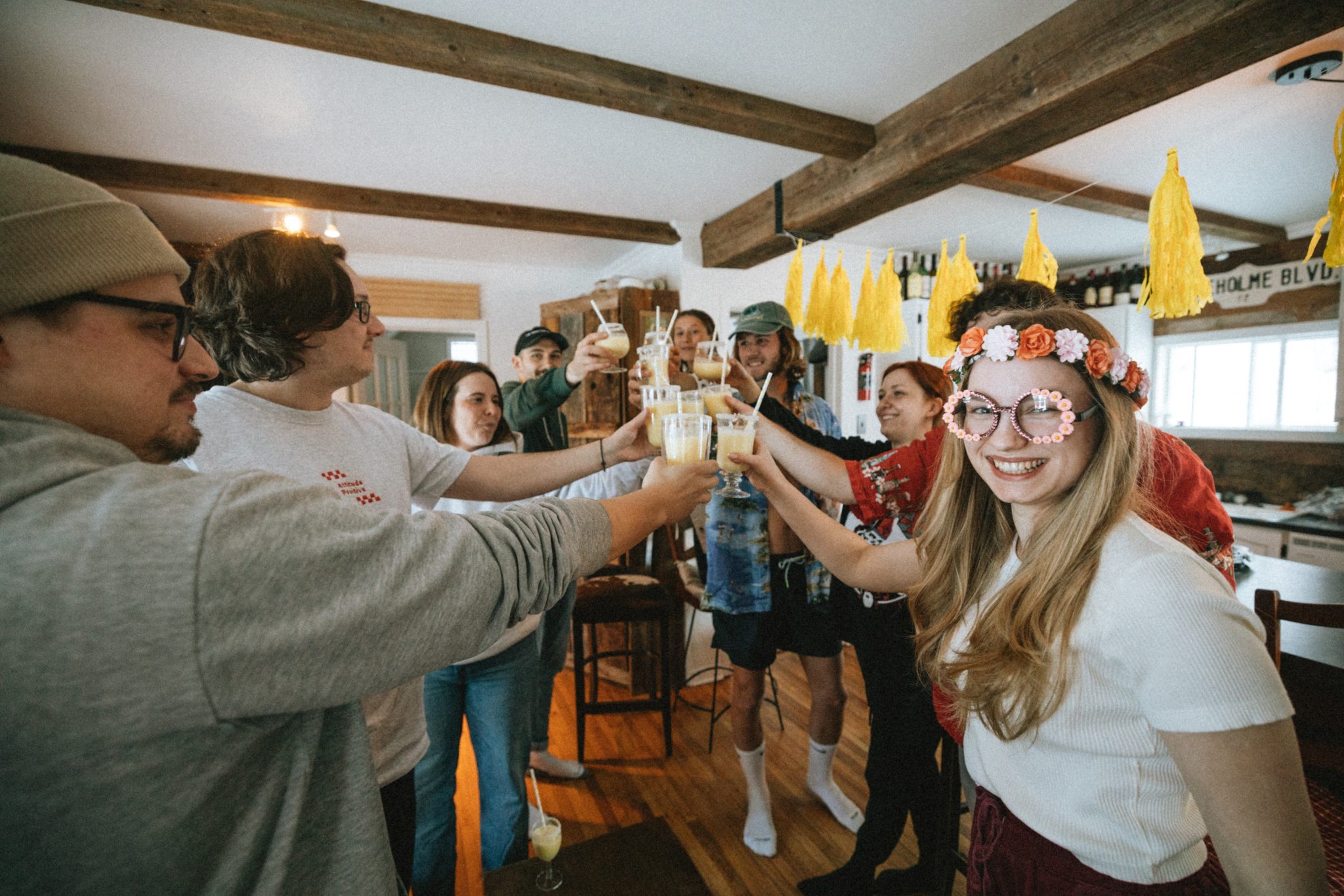 Équipe qui boit des pinas coladas