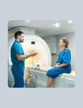 Patiente avec technologue en imagerie