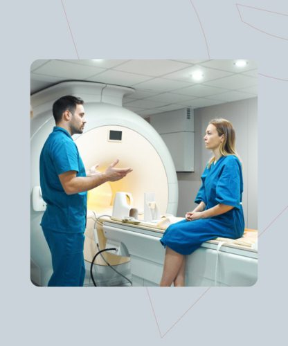 Patiente avec technologue en imagerie
