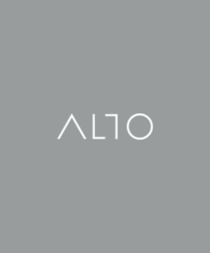 Fond gris avec le mot ALTO écrit en lettres majuscules fines, blanches et modernes, où le A ressemble à un V renversé et le O à un simple cercle.