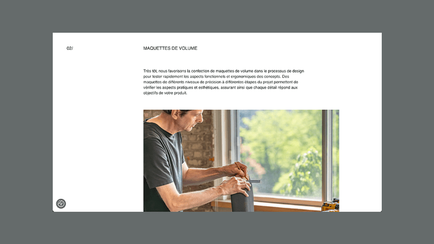 Un homme se tient près d'une fenêtre, travaillant avec ses mains sur un modèle rectangulaire noir posé sur une table. Un texte en français sur les modèles de volume apparaît sur le fond blanc au-dessus de lui.