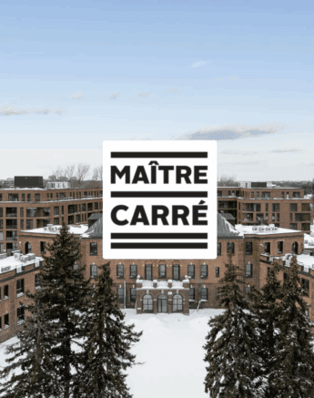 Un complexe d'appartements en briques avec des toits enneigés et de grands arbres à feuilles persistantes devant. Le ciel est dégagé et le logo Maître Carré est centré sur l'image.