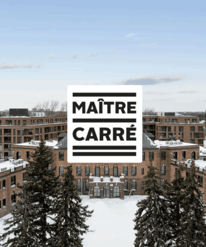 Un complexe d'appartements en briques avec des toits enneigés et de grands arbres à feuilles persistantes devant. Le ciel est dégagé et le logo Maître Carré est centré sur l'image.