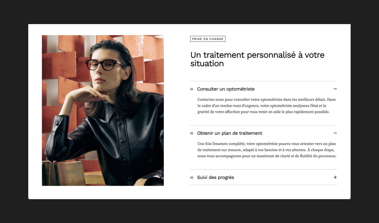 Une femme aux cheveux longs et aux lunettes est assise pensivement dans un fauteuil moderne ; à droite, un texte en français décrit des soins oculaires personnalisés, énumérant des étapes telles que la consultation d'un optométriste, la planification du traitement et le suivi des progrès.