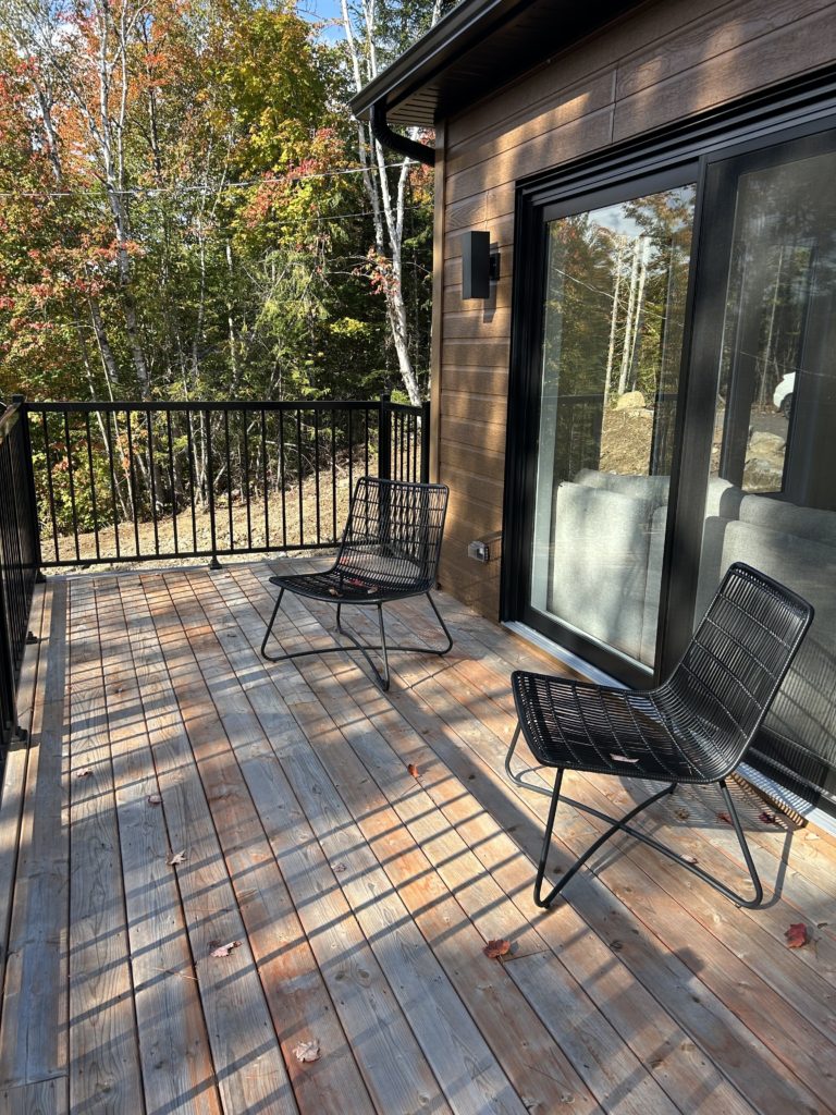 Balcon avec deux chaises noires
