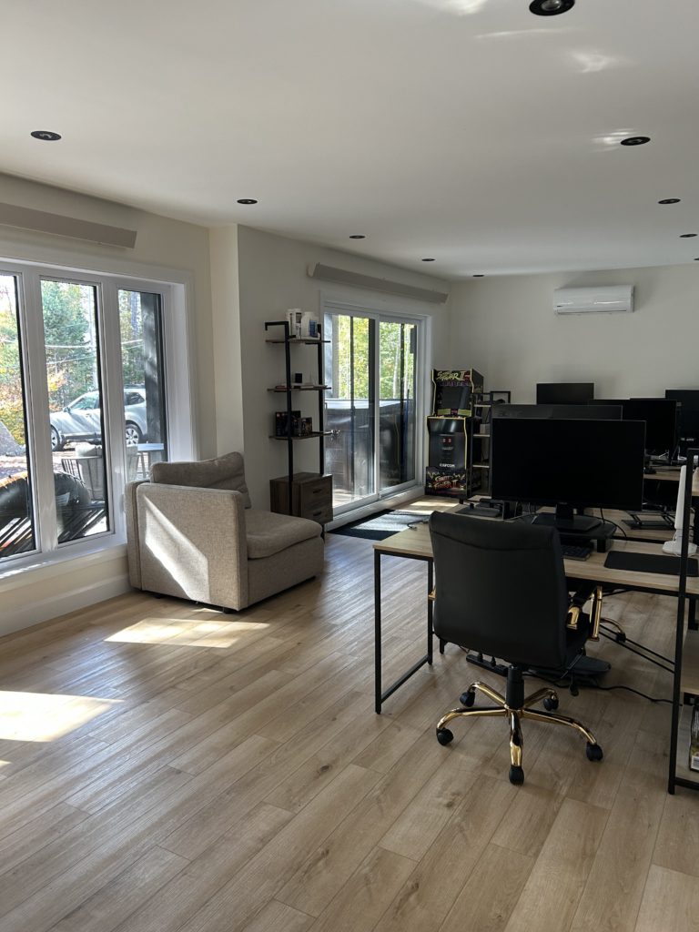Pièce ensoleillée avec plusieurs bureaux de travail