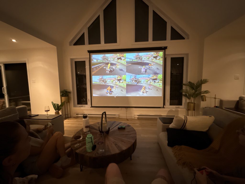 Personnes jouant à Mario Kart sur un écran projeté