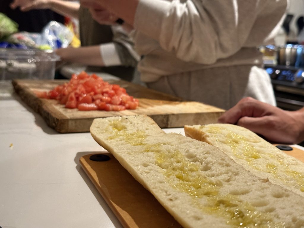 Baguette de pain et tomates coupées en cubes