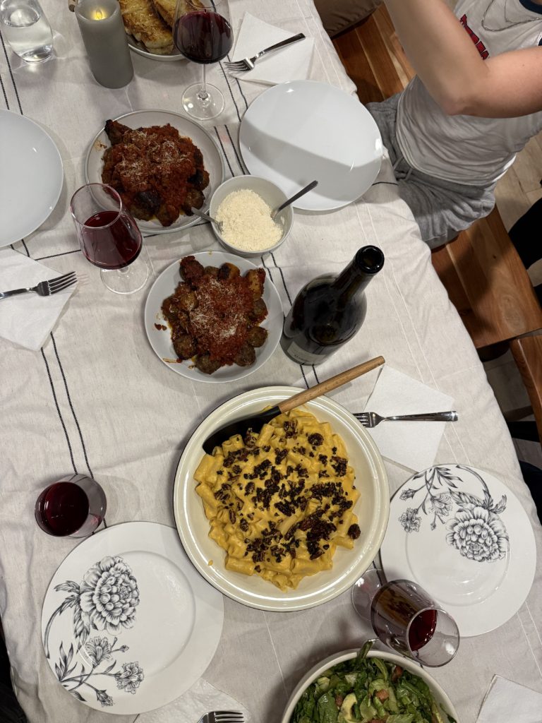 Table à manger vue de haut avec plusieurs plats