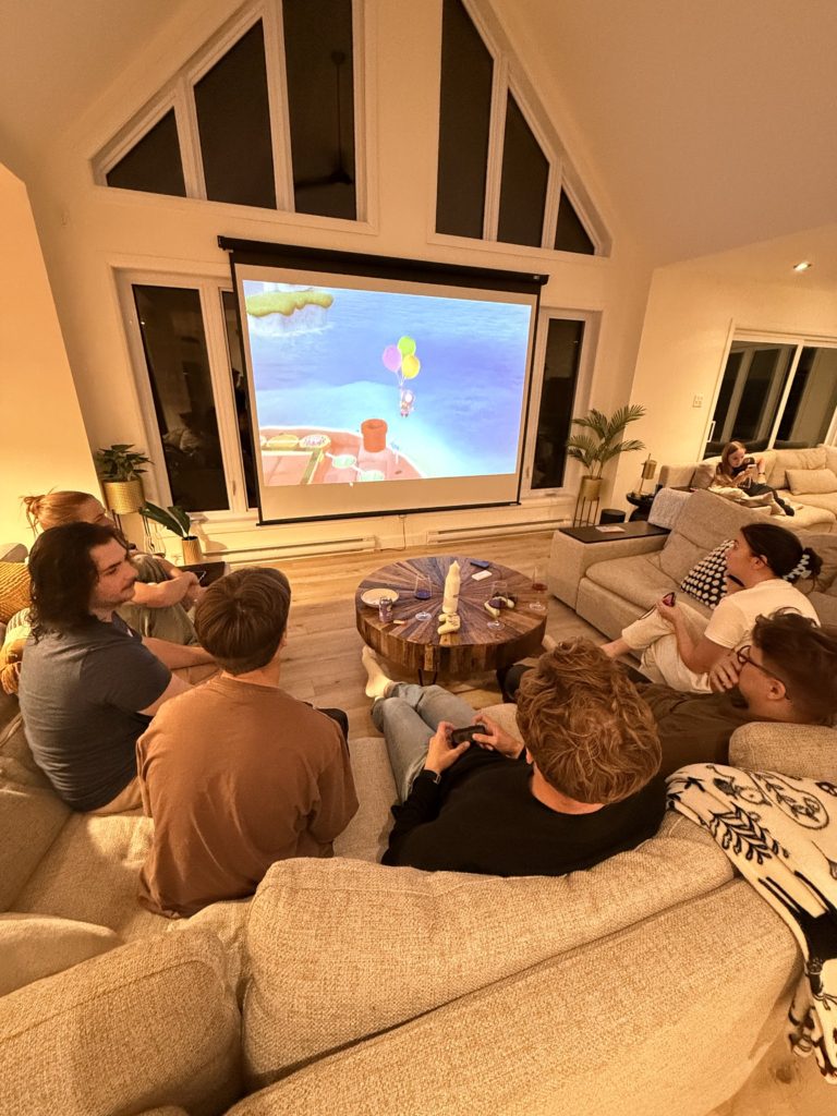 Membres de l'équipe jouant à Mario Party sur un écran projeté