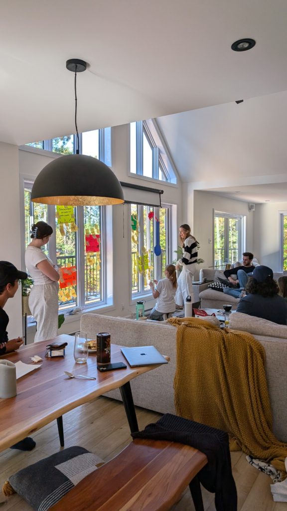 Groupe en train de participer à un atelier