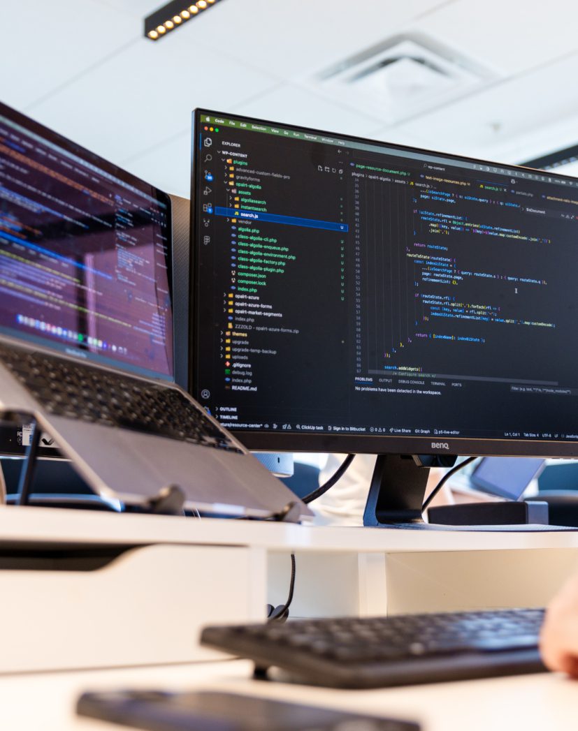 écran d'ordinateur affichant du code source HTML