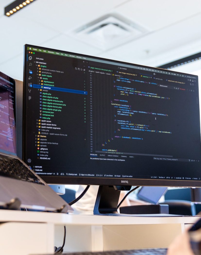 écran d'ordinateur affichant du code source HTML d'une agence Web située à Montréal ayant pour nom TREIZE