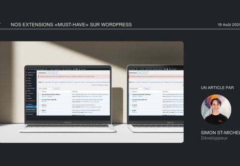 Deux ordinateurs portables affichent des tableaux de bord WordPress sur un bureau. L'image fait la promotion d'un article intitulé Nos extensions must-have sur WordPress, écrit par le développeur Simon St-Michel, avec sa photo. La date est le 19 août 2025.