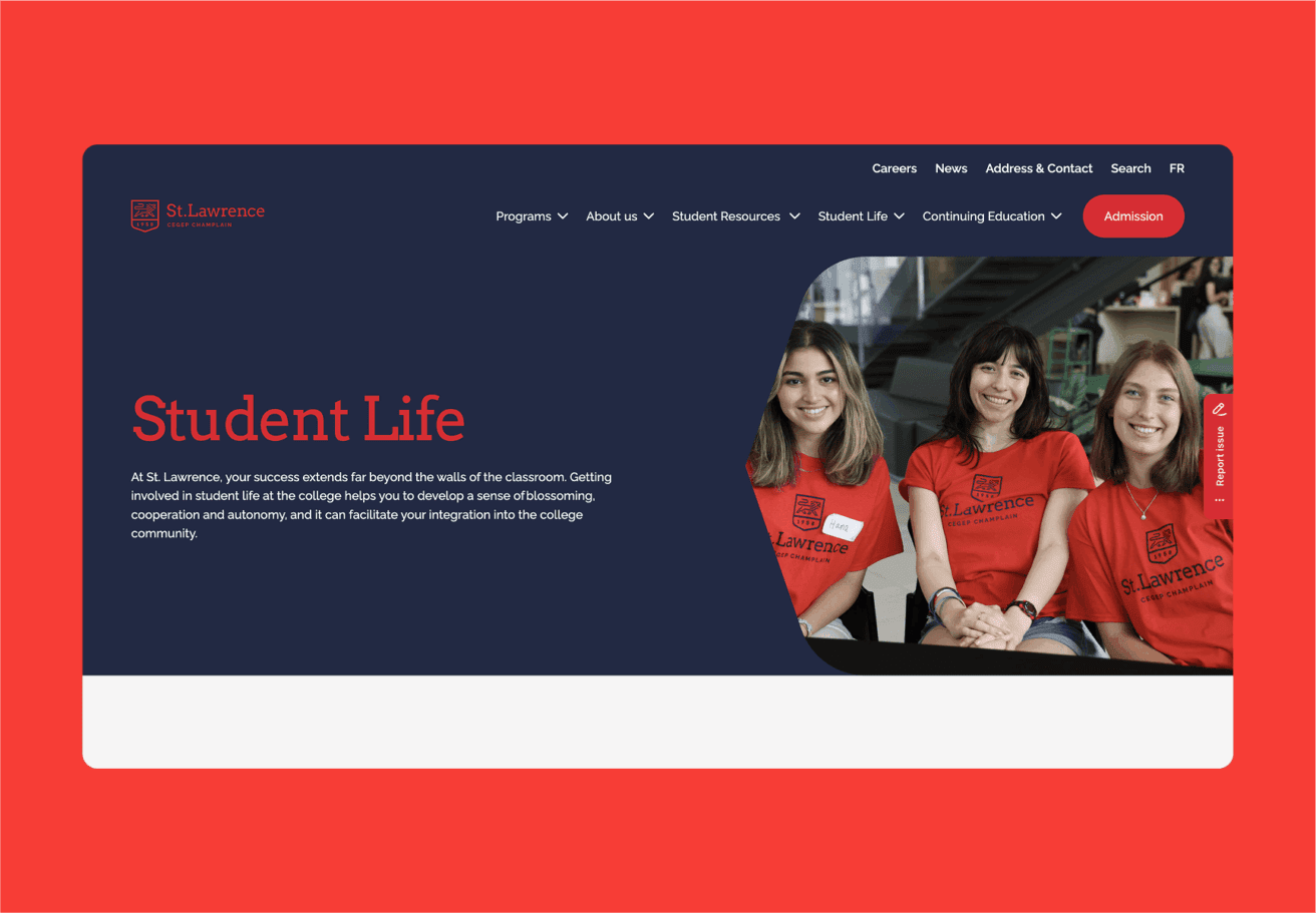Trois étudiants souriants, vêtus de chemises rouges de St. Lawrence, sont assis ensemble à l'intérieur d'une page du site web de l'université intitulée "Student Life" (vie étudiante), avec des menus de navigation en haut et un arrière-plan rouge.