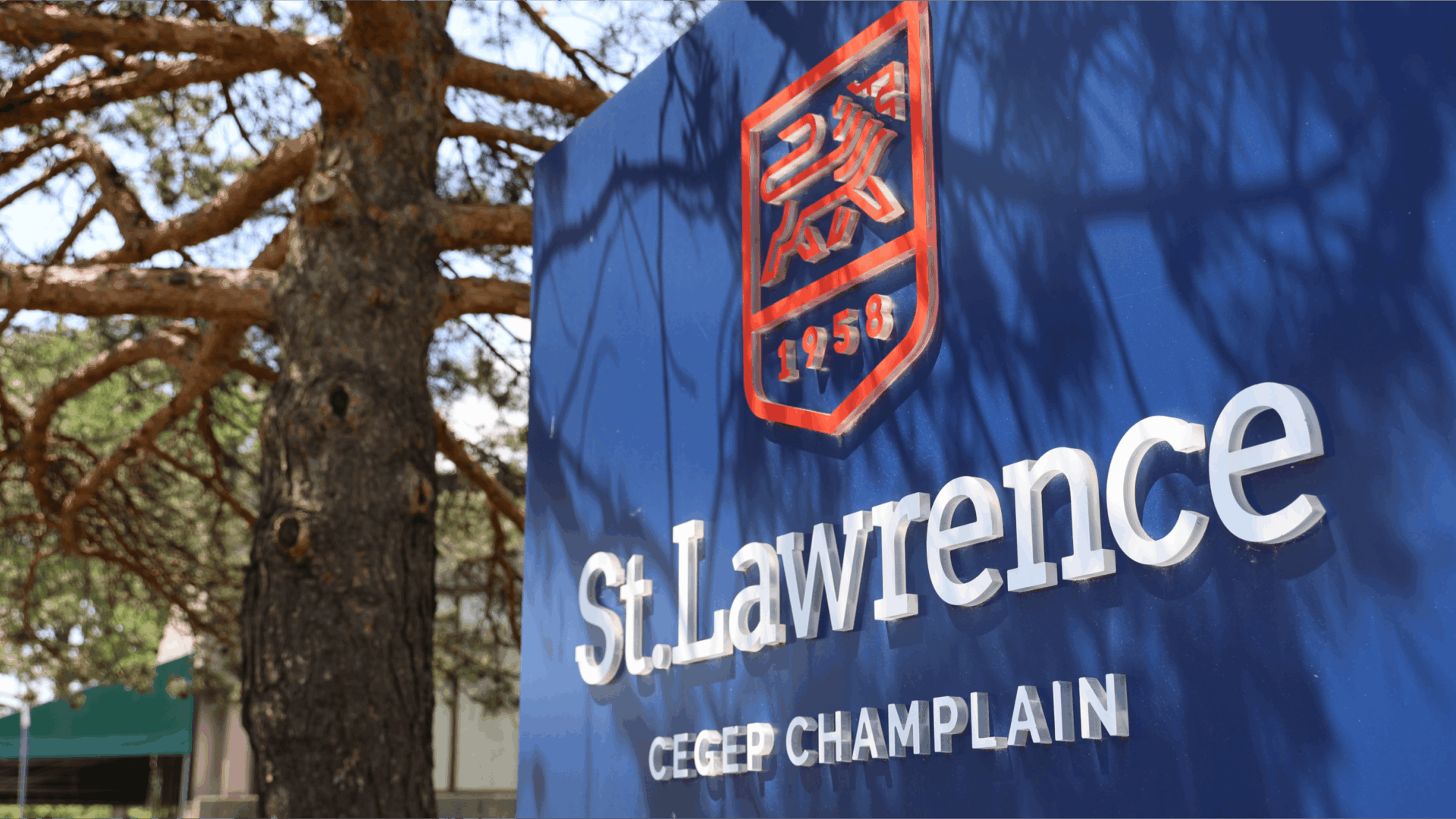 Une enseigne bleue avec l'écusson du Saint-Laurent et