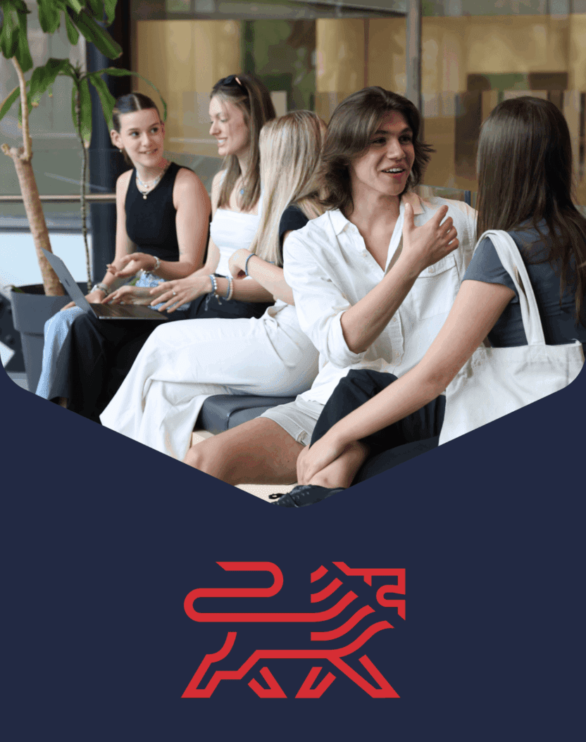 Quatre jeunes adultes sont assis ensemble à l'intérieur, discutant et souriant. Ils sont habillés de façon décontractée et semblent engagés dans une conversation. Au-dessous d'eux se trouve le logo d'un lion rouge stylisé sur fond bleu marine.