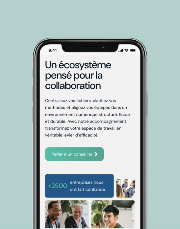 L'écran d'un smartphone affiche une application commerciale française promouvant la collaboration en équipe, avec un titre, une brève description, un bouton vert Parler à un conseiller, une bannière +2500 entreprises nous ont fait confiance, et des vignettes représentant des personnes.
