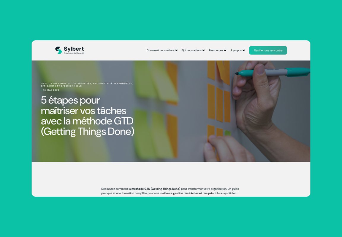 La page d'un site web en français présente un guide intitulé 5 étapes pour maîtriser vos tâches avec la méthode GTD (Getting Things Done) avec, en arrière-plan, une personne plaçant des notes autocollantes sur une paroi en verre.