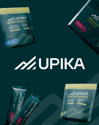 Les produits de nutrition sportive de la marque UPIKA, notamment les barres énergétiques, les gels et la poudre d'endurance, sont disposés autour d'un logo UPIKA blanc sur fond vert foncé.