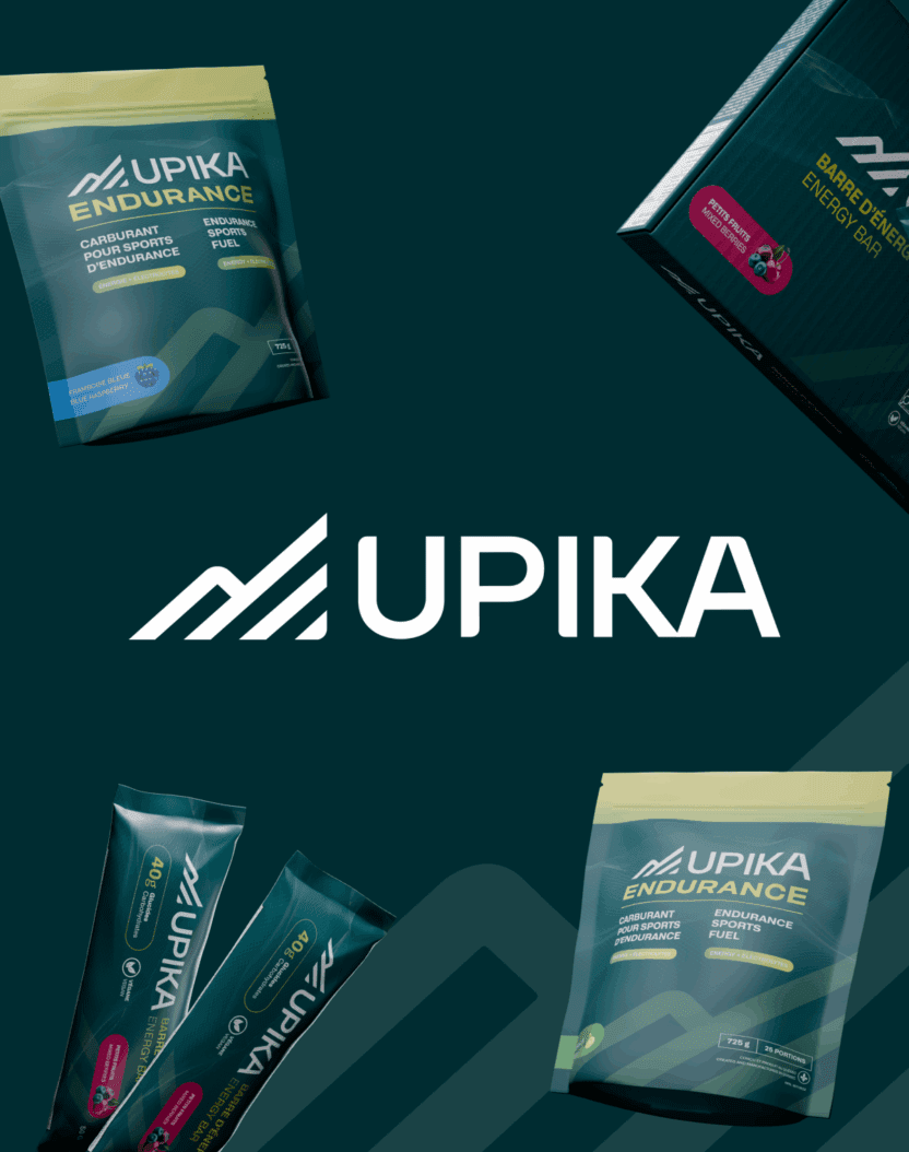 Les produits de nutrition sportive de la marque UPIKA, notamment les barres énergétiques, les gels et la poudre d'endurance, sont disposés autour d'un logo UPIKA blanc sur fond vert foncé.