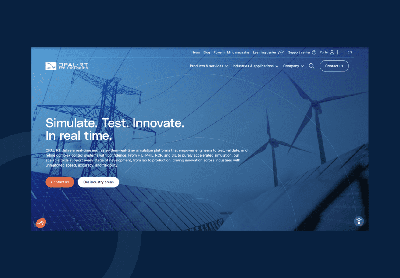 La page d'accueil d'un site web présente une superposition bleue avec des éoliennes et des panneaux solaires en arrière-plan. Le texte se lit comme suit : Simuler. Test. Innover. En temps réel. Les menus de navigation et les boutons de contact sont visibles.