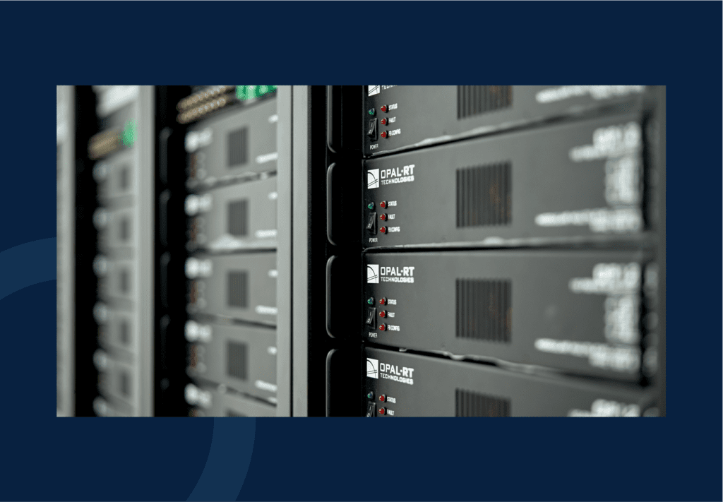 Vue rapprochée de plusieurs racks de serveurs noirs alignés dans un centre de données, avec divers voyants et étiquettes visibles sur les panneaux avant.