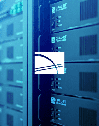 Gros plan de l'équipement serveur d'OPAL-RT Technologies dans un centre de données, avec un logo abstrait blanc au centre de l'image.